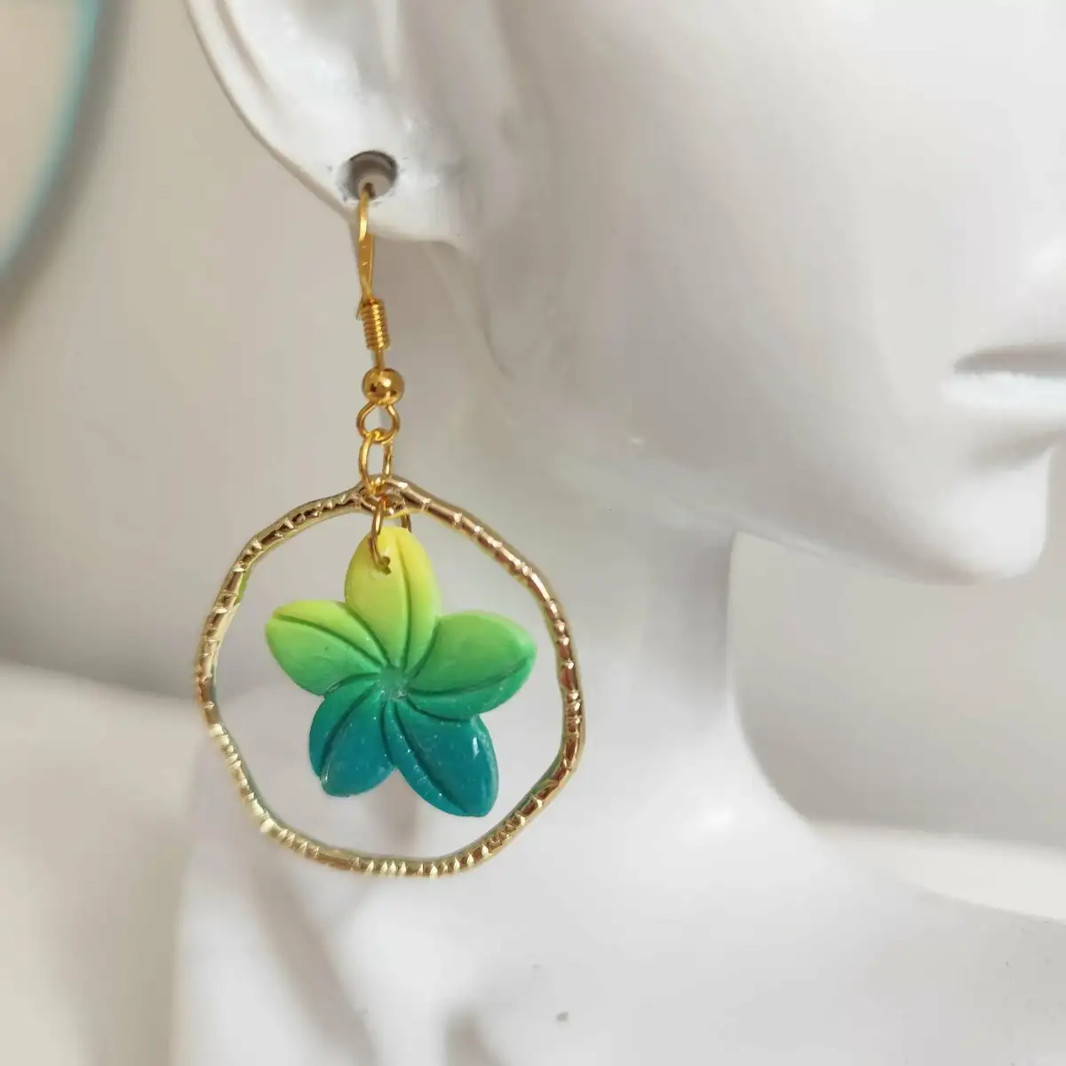 Boucles d'oreilles petite fleur de tiaré-créole